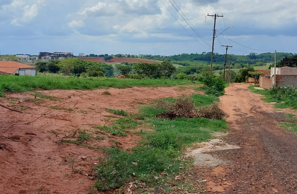 A estreita rua Pará, na Vila Aparecida, será ampliada para pavimentação; mais duas ruas serão prolongadas