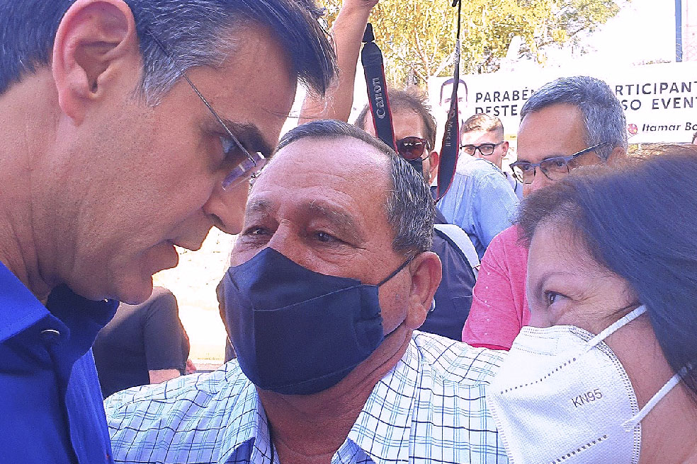 Vereador Hélio Polotto conversa com o Governador Rodrigo Garcia e cobra instalação de Poupatempo (foto Lucas Ribeiro)