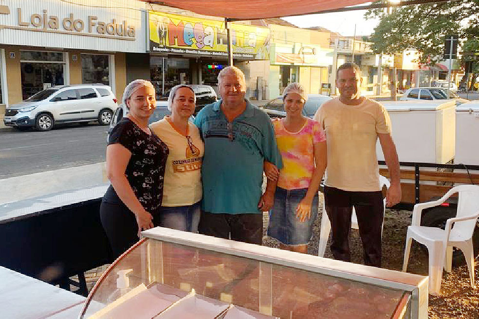 Família unida para vender salgados  na praça da Matriz