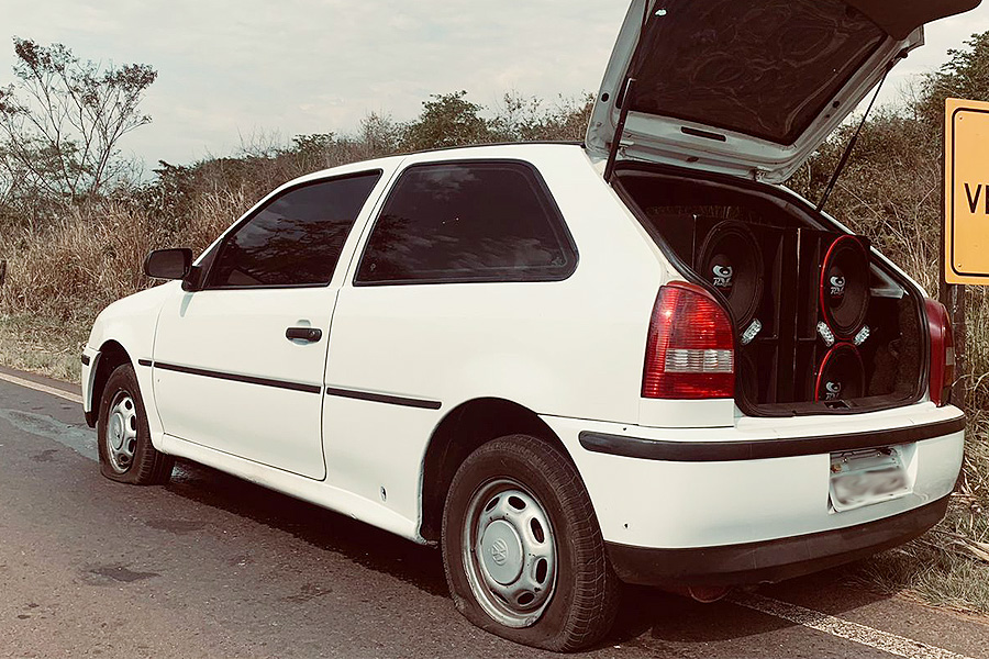 Carro usado pelo homem preso com pneus furados e marca de tiros