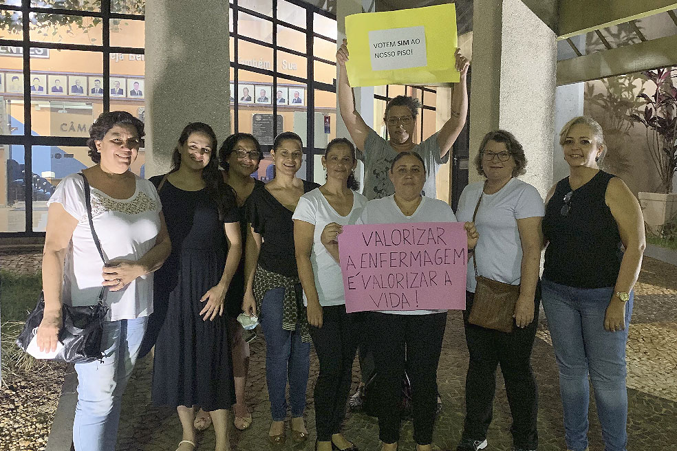 Profissionais da enfermagem foram até a Câmara para acompanharem a votação
