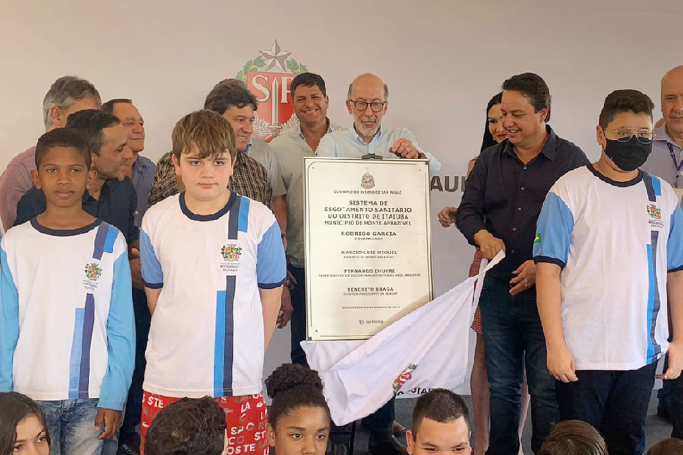 Prefeito, vereadores e Secretário descerram a placa de inauguração