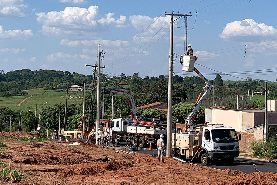 Funcionários da CPFL iniciaram retirada dos postes após reportagem do MR Notícias