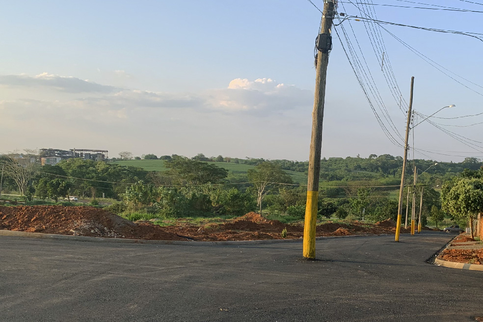 Postes ficaram no lugar para a rua ser asfaltada; um deles está no cruzamento com a Mato Grosso