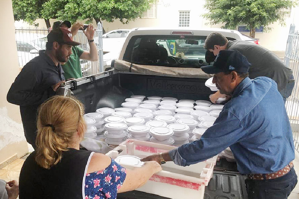 Com doações, grupo preparou mais de 200 marmitas em um dia