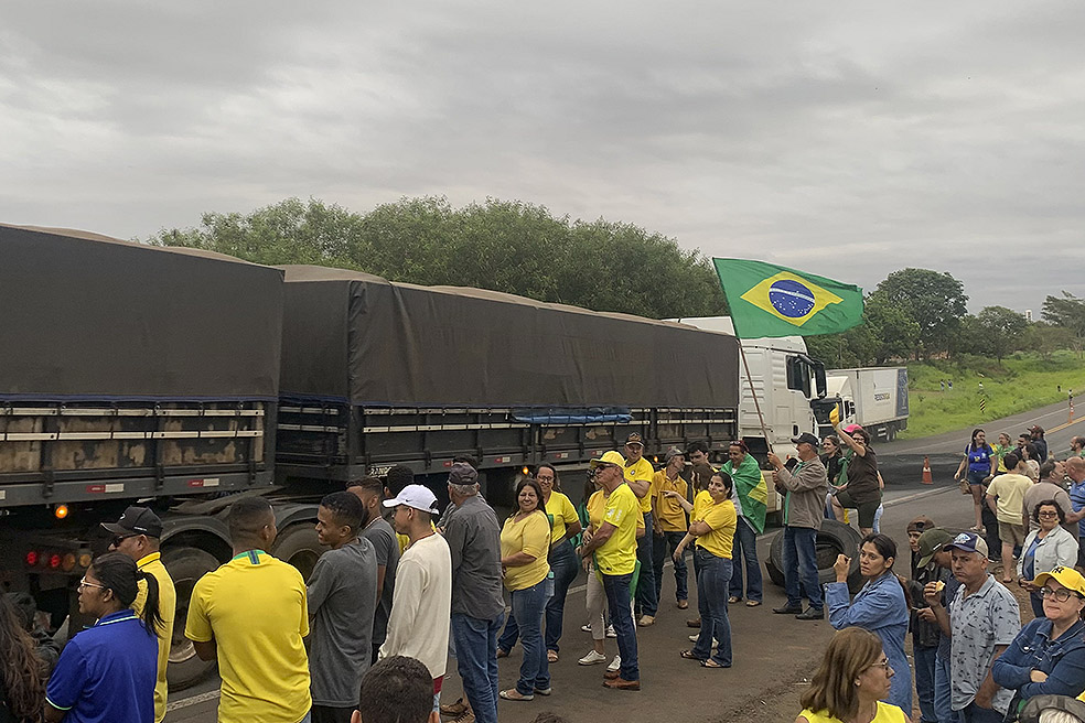 Manifestantes liberaram o transito de caminhões