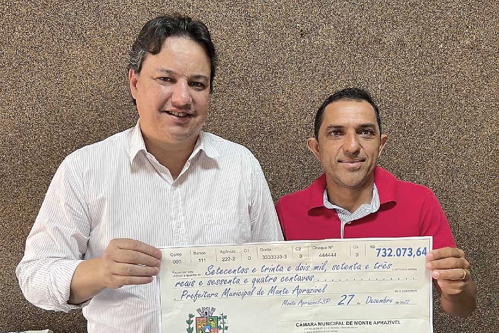 Prefeito e presidente da Câmara com cheque simbólico - foto Lucas Ribeiro