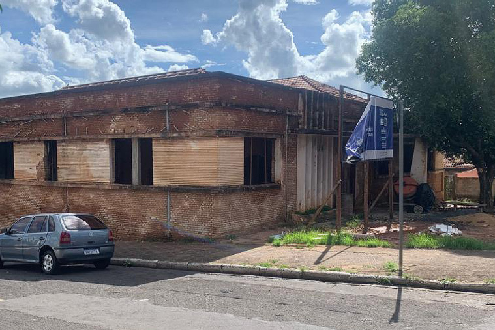 Obra em frente a Santa Casa deveria ter siso concluída em setembro do ano passado