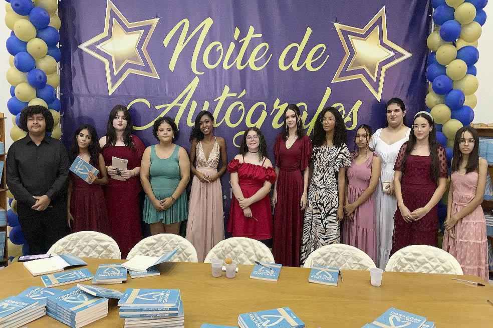 Os alunos da escola Feliciano Sales Cunha iniciando a carreira literária