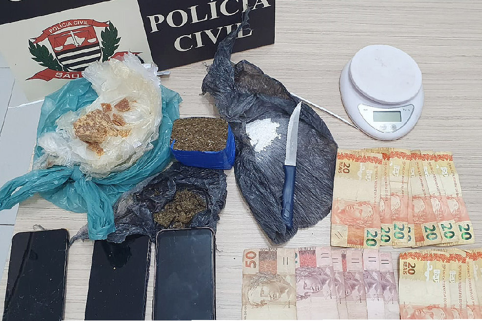 Drogas, dinheiro e celulares que estavam com os presos