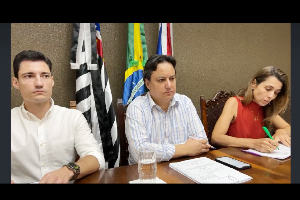 Márcio e os procuradores da Odácio e Gleice durante a live - (reprodução Monte Aprazível Notícias)