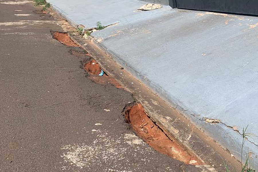 Trecho da rua Adelino Antonio Flausino; moradores cobram melhoria