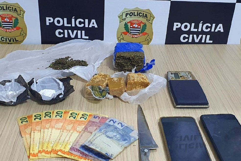 Drogas, dinheiro e celulares encontrados com os traficantes