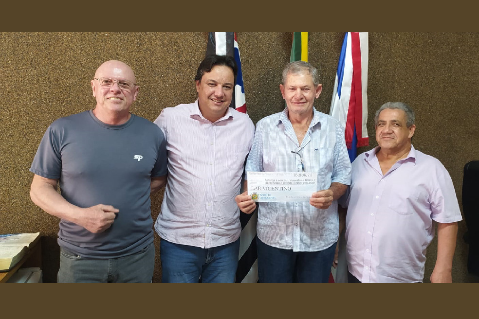 Representantes do Lar Vicentino receberam cheque simpólico do repasse