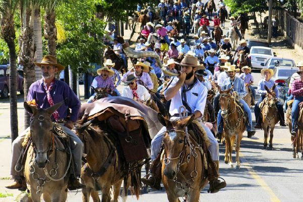 Cavalgada acontece neste domingo com queima do alho, shows e apresentação da rainha do rodeio - foto Lucas Ribeiro