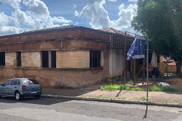 Obra em frente a Santa Casa deveria ter siso concluída em setembro do ano passado