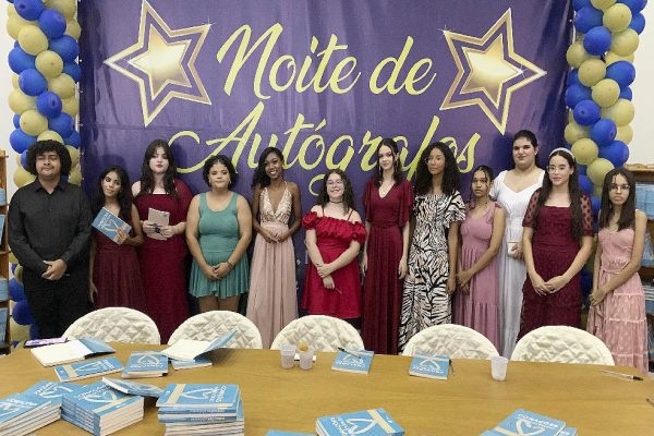 Os alunos da escola Feliciano Sales Cunha iniciando a carreira literária