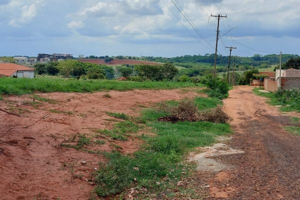 A estreita rua Pará, na Vila Aparecida, será ampliada para pavimentação; mais duas ruas serão prolongadas