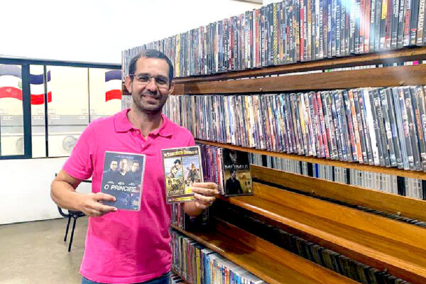 Ricardo Avelar conta que os títulos podem ser retirados de segunda a sexta das 8 as 17 horas