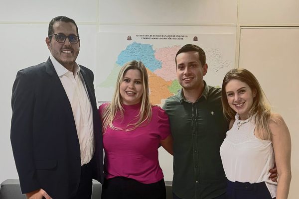 Guilherme, a diretora da Santa Casa Marcela Alexandre, Cesar e a médica Laís Larrubia