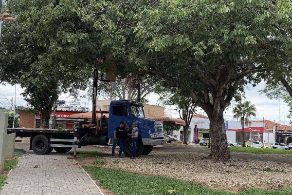 Empresa inicia instalação de decoração natalina na praça São João