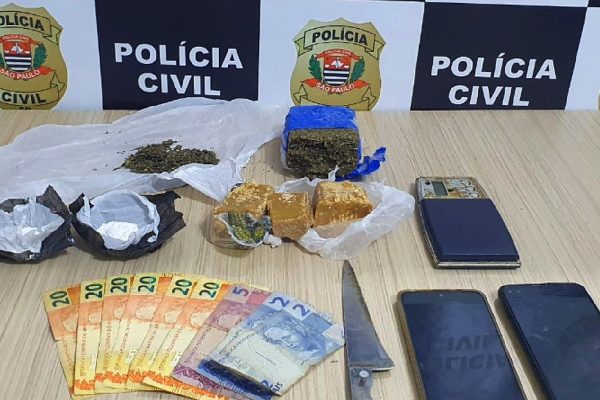 Drogas, dinheiro e celulares encontrados com os traficantes