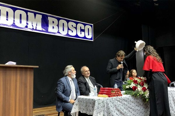 Professor Fernando Favaron outorga o Grau de Formatura aos formandos de 2023