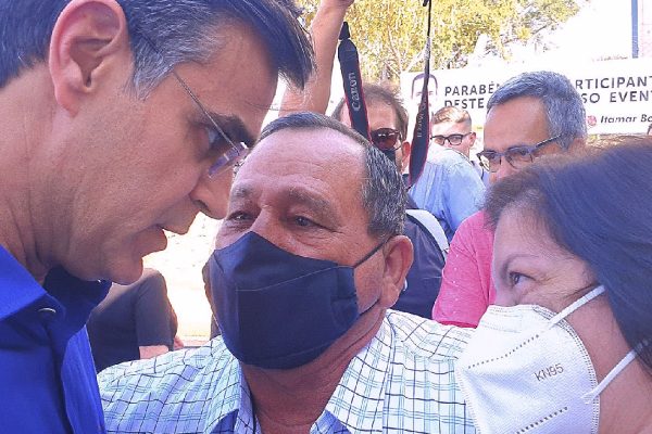 Vereador Hélio Polotto conversa com o Governador Rodrigo Garcia e cobra instalação de Poupatempo (foto Lucas Ribeiro)