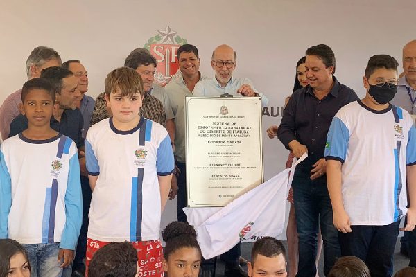 Prefeito, vereadores e Secretário descerram a placa de inauguração