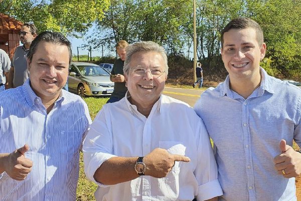 Marcio, Carlão e Cesar se encontram na cidade Ubarana (foto: Lucas Ribeiro)