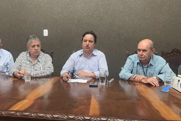 Antônio Carlos Teixeira, Marcio e Donizeti Zioli (gerente local da Sabesp) em entrevista coletiva