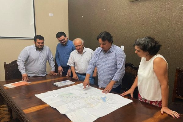 Prefeito Marcio e sua equipe analisam as propostas de diretrizes viárias e zoneamento urbano