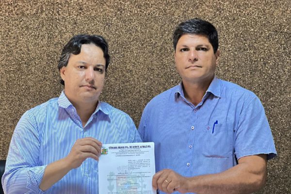 Prefeito e presidente da Câmara com autógrafo da lei do Estatuto dos Servidores - foto Lucas Ribeiro