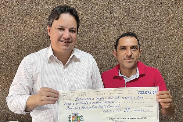 Prefeito e presidente da Câmara com cheque simbólico - foto Lucas Ribeiro