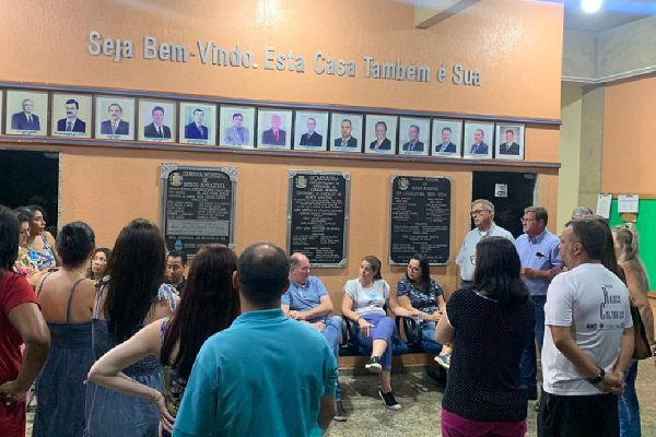 Servidores conversaram com vereadores após a sessão da última terça-feira (21)